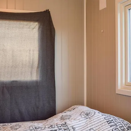 Semesterbostad Awesome In W/ Jacuzzi, Wifi And 5 Bedrooms